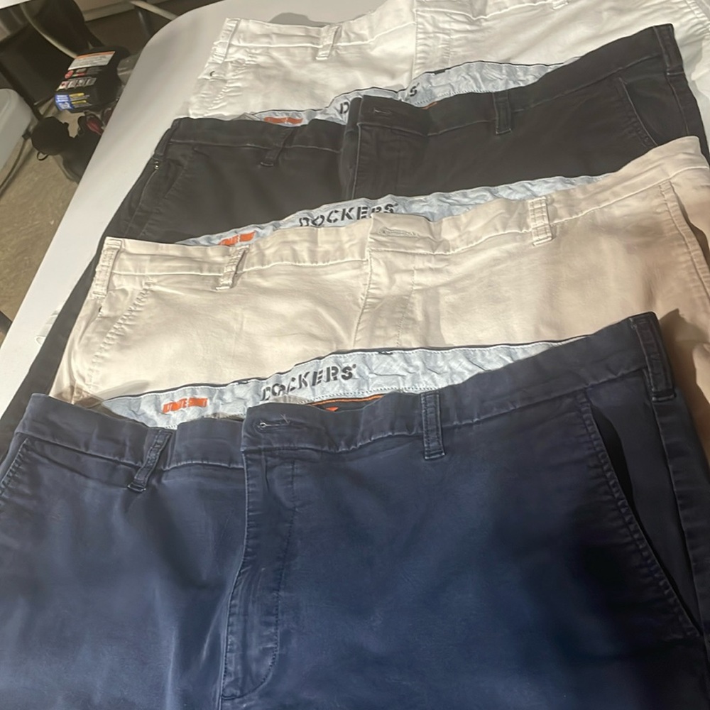 Men’s dockers shorts. 4 pair. Size 44 waist length 9 in